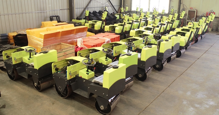 鸿运国际集团一批小型压路机经青岛港出口印度