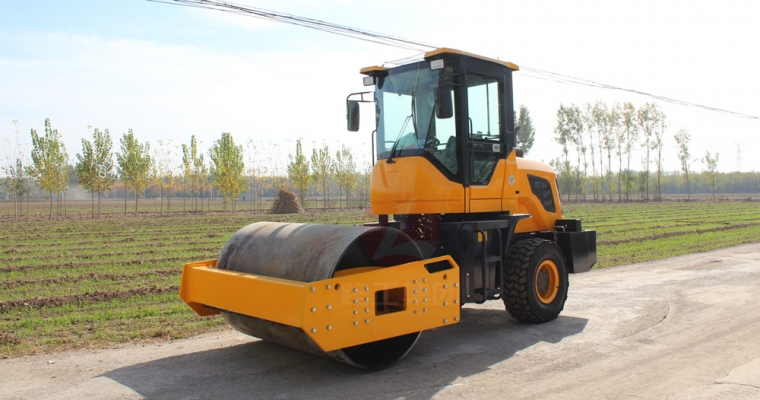 驾驶式压路机“；；；；て琳稀薄寰部刂葡低